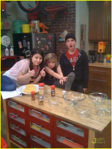 File:Icarly-behind-the-scenes-06.jpg