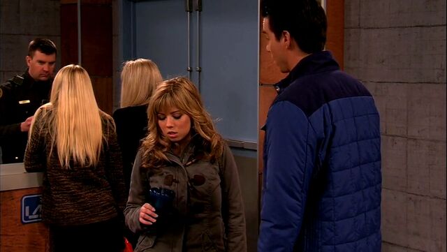 File:ICarly.S05E10.iToe.Fat.Cakes.480p.WEB-DL.x264-mSD.mkv 000741116.jpg