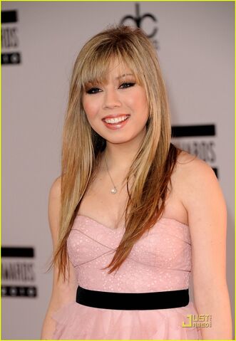 File:Jennette-mccurdy-savannah-outen-amas-06.jpg