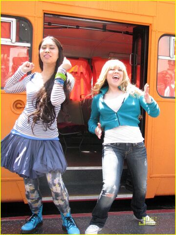File:Jennette-mccurdy-ashley-argota-double-troubel-18.jpg