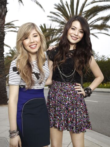 File:Sam Puckett and Carly Shay 04.jpg