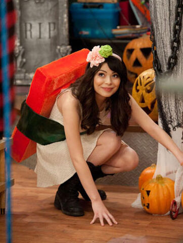 File:Carly in ihalfoween.jpg