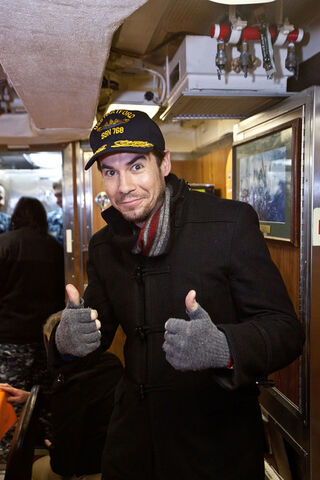 File:Jerry+Trainor+iCarly+Visits+Naval+Submarine+WNbNmBZCEfRl.jpg
