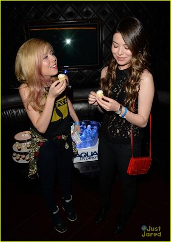 File:Miranda-cosgrove-jennette-mccurdy-bruno-mars-12.jpg