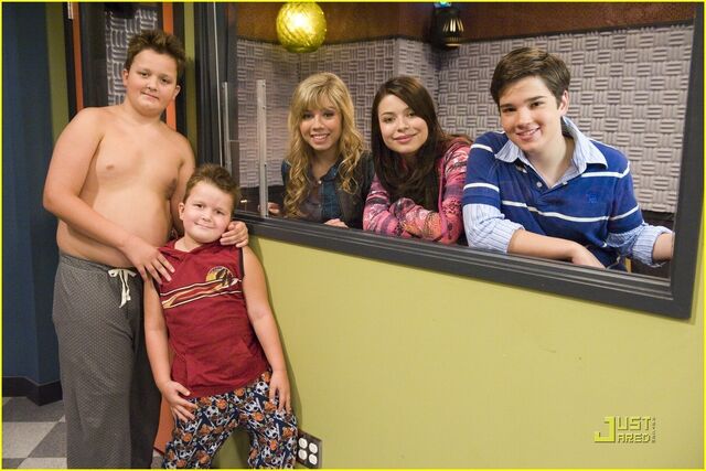 File:ILove-random-stuff-icarly-17892628-1222-815.jpg