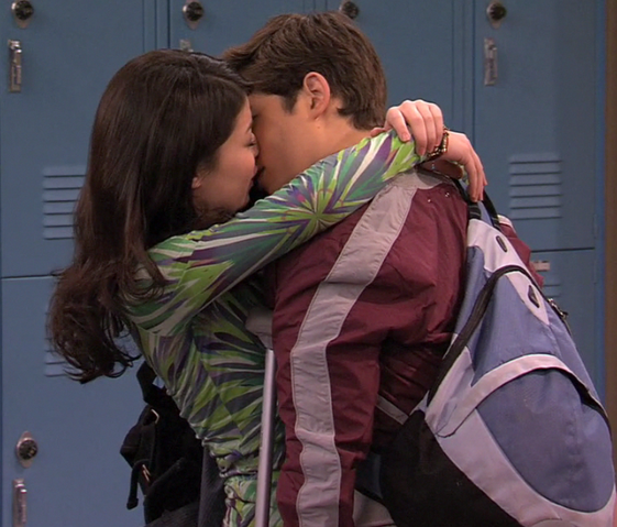 File:Carly-and-Freddie-kissing-at-school-creddie-23070221-665-568.png