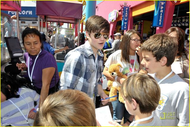 File:Nathan-kress-santa-monica-01.jpg