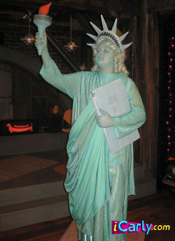 File:Statue.jpg