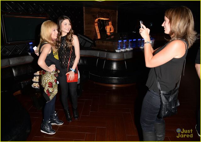File:Miranda-cosgrove-jennette-mccurdy-bruno-mars-07.jpg