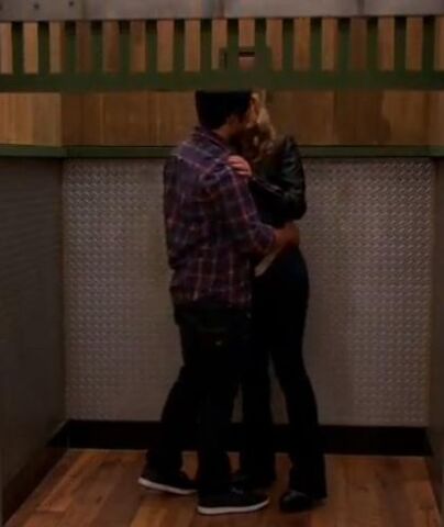 File:Seedie kiss elevator.jpg
