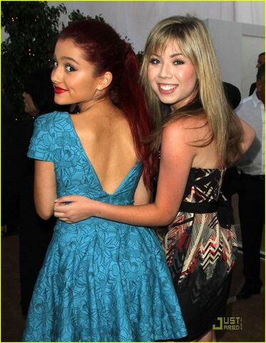 File:Ariana-grande-jennette-mccurdy-angel-awards-03.jpg