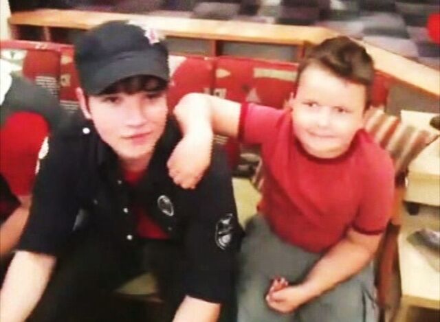 File:Guppyethan, with nathan.jpg