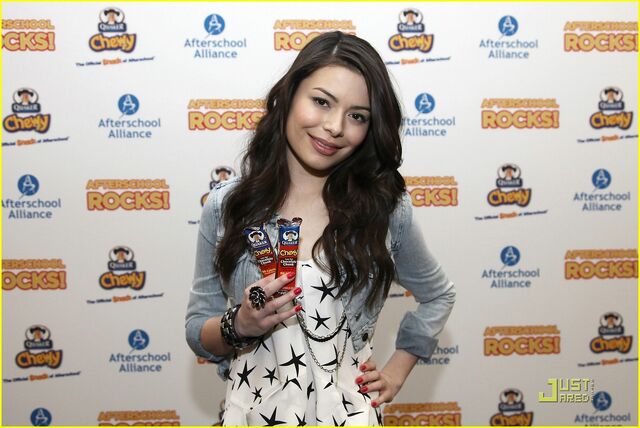 File:Miranda-cosgrove-chewy-charming-07.jpg