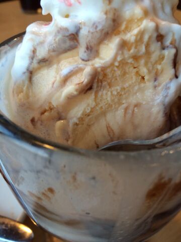 File:IHOP Ice cream sundae.jpeg