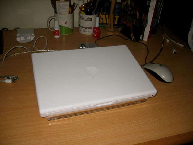 Berkas:Macbook unpacking4.jpg