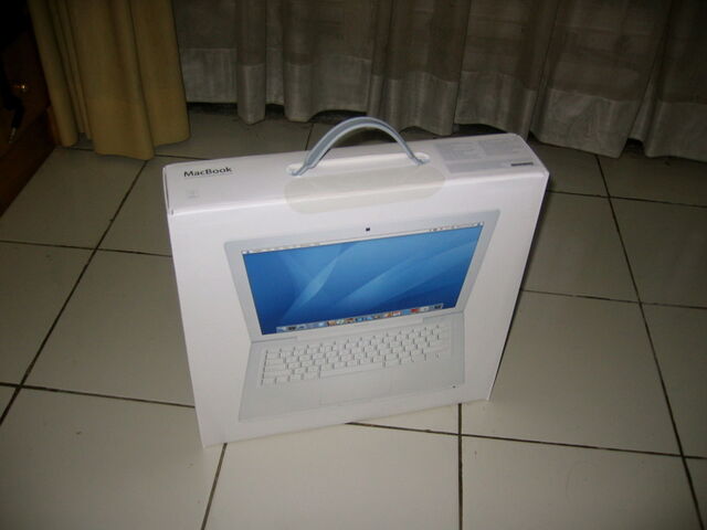 Berkas:Macbook unpacking2.jpg