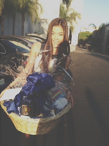 File:Piper Carrying a Basket.png