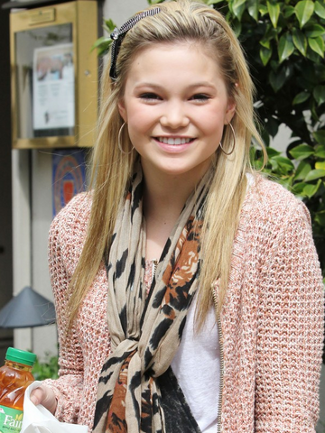 File:Olivia Having Lunch.png
