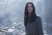 Katniss w ruinach Dystryktu 12
