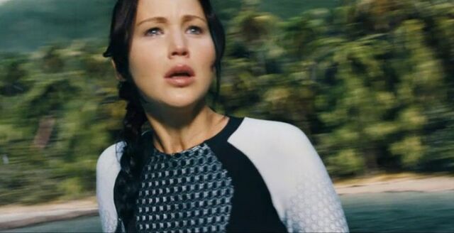 Plik:Catching-fire-katniss-arena.jpg