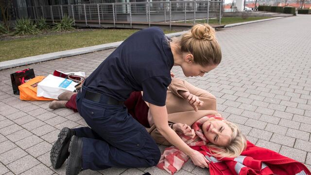 Datei:Auf-dem-weg-in-die-stadt-muss-der-rtw-ungeplant-halten-marie-glauert-ist-mit-kraemp-folge-108-100- v-varxl 06d140.jpg
