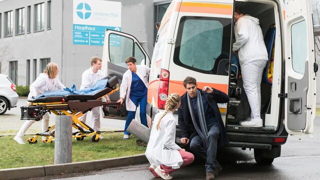 Datei:Ein-rettungswagen-verunfallt-ausgerechnet-vor-der-notaufnahme-ben-ahlbeck-kuemmert-s-folge-54-100- v-varxl 292630.jpg