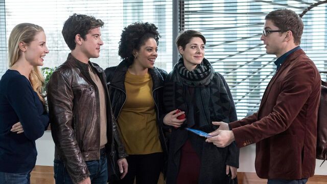 Datei:Die-jungen-aerzte-julia-berger-ben-ahlbeck-vivienne-kling-und-dr-theresa-koshka-freu-folge-94-100- v-varxl 78ebcd.jpg