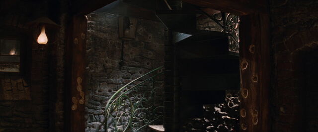 File:La Louisiane entry spiral stairs.jpg