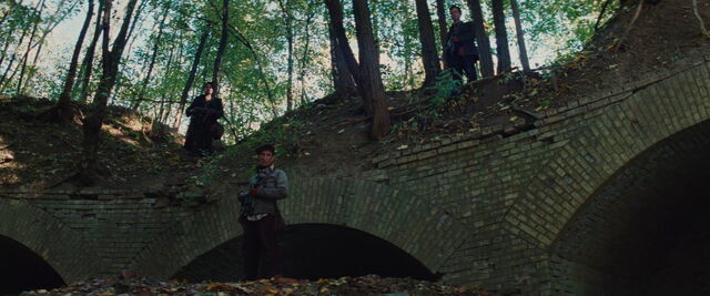 File:Omar, Utivich and Kagan with MP40 guns.jpg