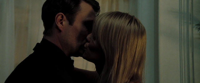 Fichier:Valenka et Le Chiffre s'embrassant.png