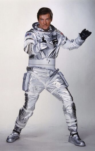 Fichier:James Bond (Moonraker).jpg