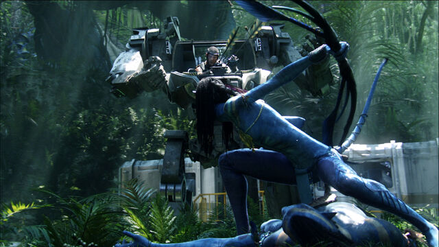 File:Neytiri protects Jake 2.jpg