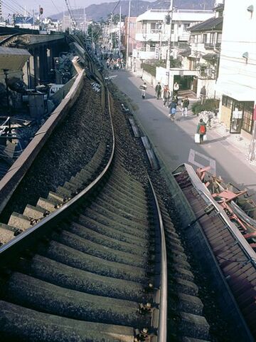 File:Railroad-twisted 15 600x450.jpg