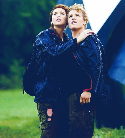 File:Katniss peeta winners.jpg