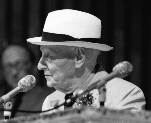 File:IsaacBashevisSingerNov1988.jpg