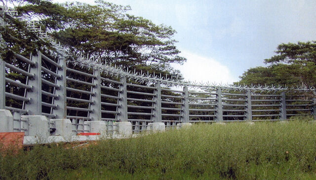 File:JP3SpikedFenceSpino.jpg