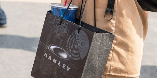 File:Oakley-gift-bag.jpg
