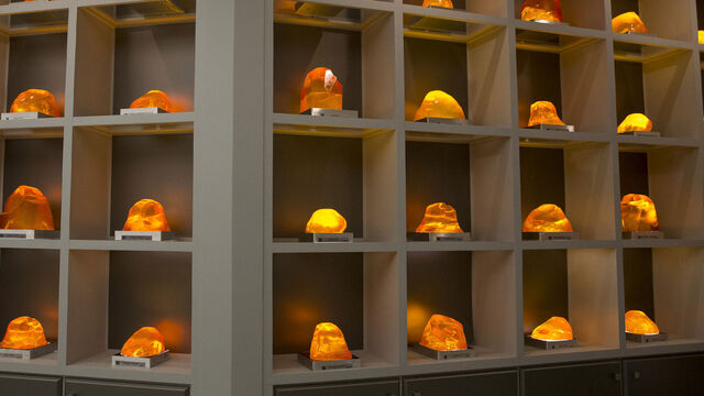 File:Amber-wall.jpg