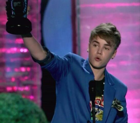 File:Justin-bieber-earrings 552x485.jpg