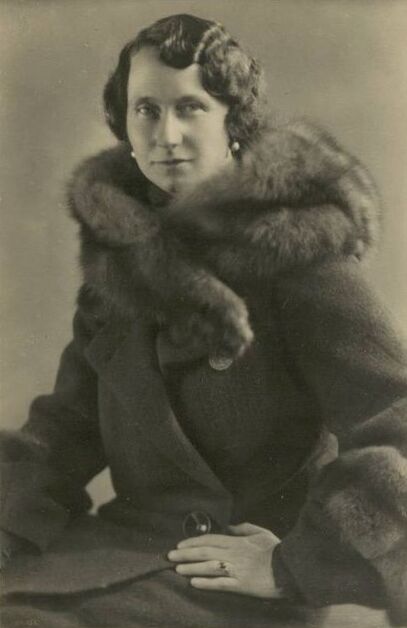 File:Viktoria Luise Profile.jpg