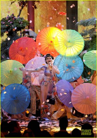File:Katy-perry-unconditionally-performance-at-amas-2013-video-05.jpg