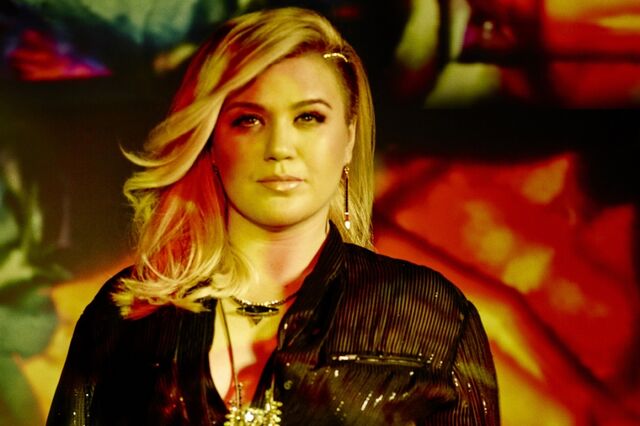 File:Kelly-Clarkson-Piece-By-Piece-kelly-clarkson-38290889-820-546.jpg