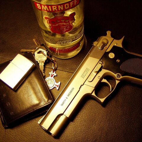 Plik:Smirnoff-wodka-klucze-pistolet-zapalniczka.jpg