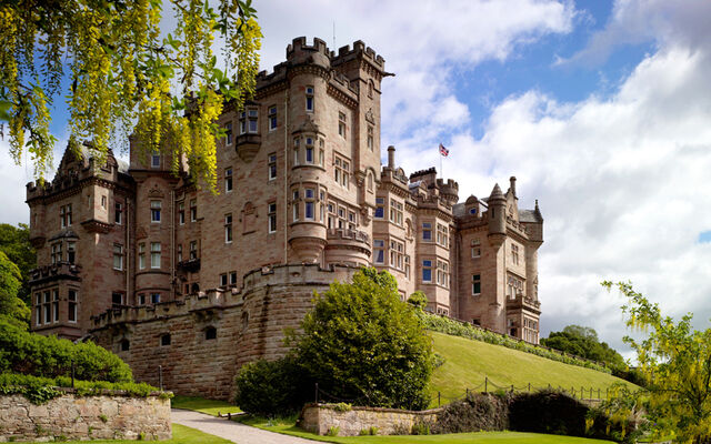 File:Squadalacastle.jpg