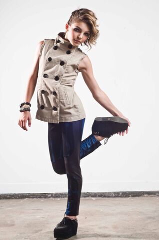 File:Camren Bicondova.jpg