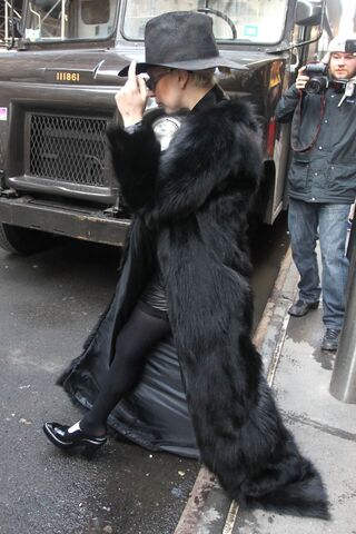 File:2-20-14 Leaving her apartment in NYC 004.jpg