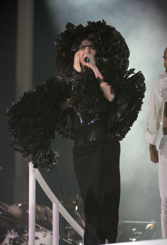 File:11-10-13 ArtRAVE Performance 009.jpg