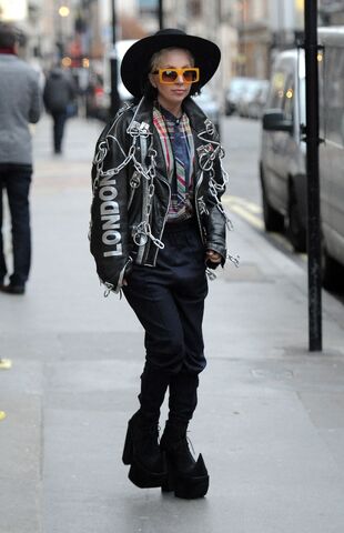 File:12-5-13 Leaving a Studio in Soho 001.jpg