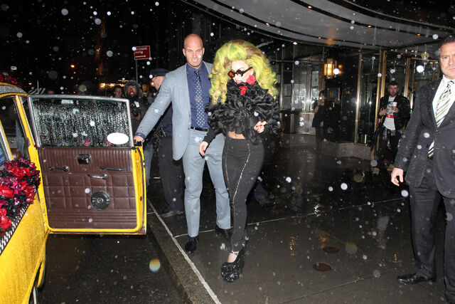 File:4-7-14 Leaving her apartment in NYC 001.jpg