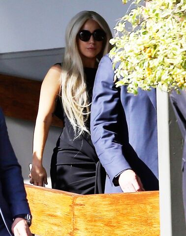 File:2-11-15 Leaving Interscope Records 001.jpg